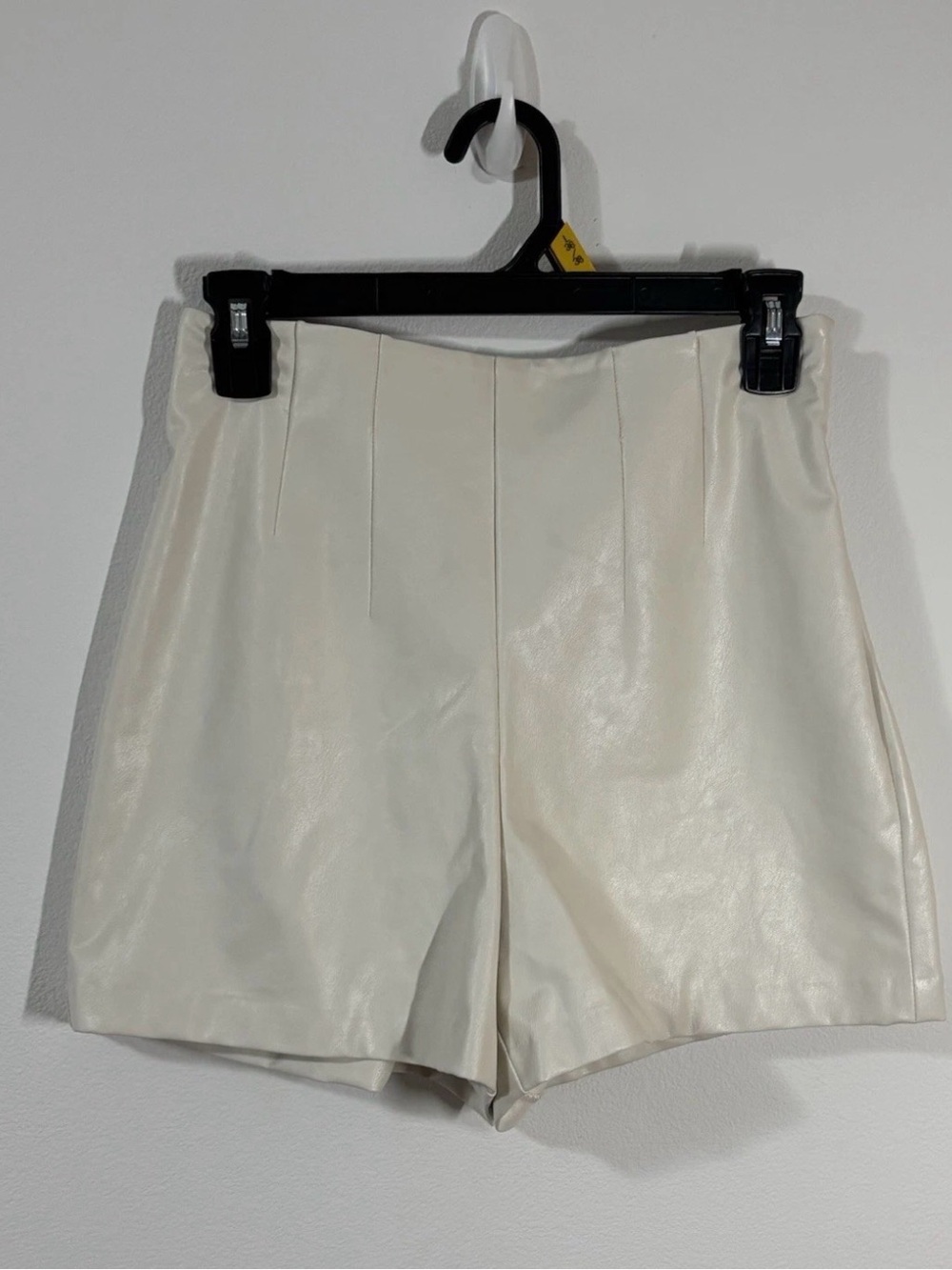 Express Ivory Faux Leather Pleated Women's Shorts SZ 0 Bridal, City Chic